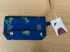 キャラクター柄の青いポーチ