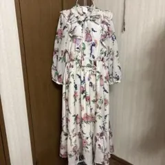 値引き不可❣️新品タグ付き❣️ローズティアラ42フラワープリント長袖ロングワンピース