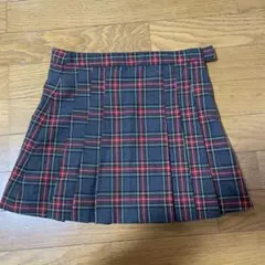 グレーと赤のチェック柄プリーツスカート