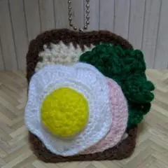 【TC1】目玉焼きトースト あみぐるみチャーム ブローチ ハンドメイド