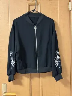 SUREVE 花柄刺繍入り ブラック ブルゾン ジャケットのサムネイル