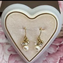パールとビジューの揺れるピアス ゴールドカラー　　　可愛いお洒落