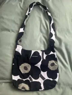 マリメッコ　人気　ショルダーバッグ　ウニッコ　白黒　北欧