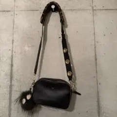 FENDI ブラック ショルダーバッグ ファーチャーム、肩ファー付き