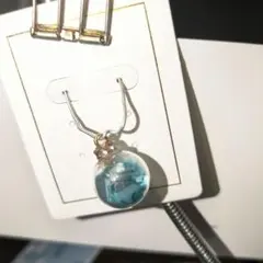 ハンドメイド 青色球体ピアス