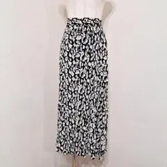 パブリュクス　マキシ丈スカート　モノトーン　花柄　ウエストゴム　キレイめのサムネイル