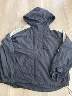 フード付き黒ジャケット　イッカ