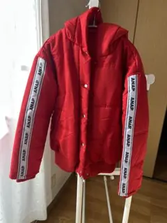 赤いフード付きダウンコート ANAPロゴ入り