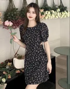 黒花柄半袖ミニワンピース