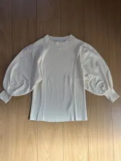 クリーム色 ニット