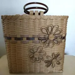 花の装飾付きかごバッグ