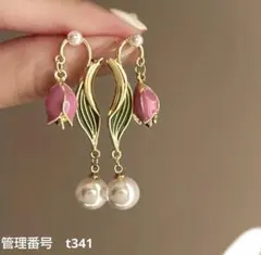 ピンクの花とグリーンの葉っぱドロップピアス　揺れる　かわいい　春