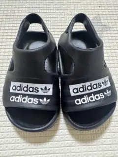 adidas ブラック サンダル　12〜13センチ