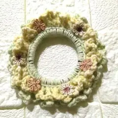 かぎ針編み　緑と黄色のシュシュ