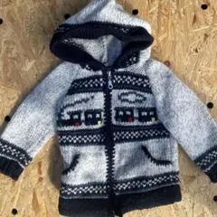 フード付きグレーと黒のジャケット