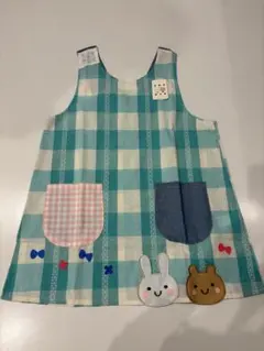 ウサギとクマの刺繍エプロン