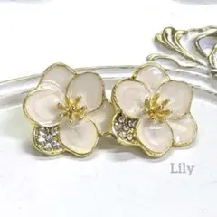 ✨ クリーム色 花 ラインストーン ピアス ヴィンテージ レトロ 清楚