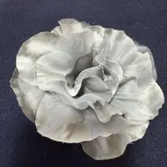 グレー サテン 花モチーフ ブローチ