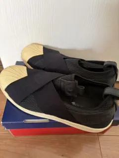 adidasクロスストラップ メッシュスリッポン