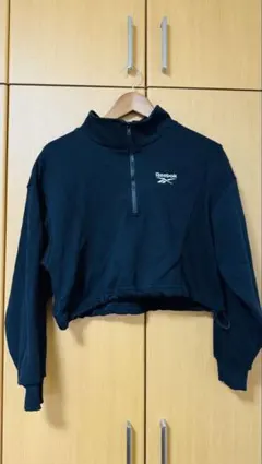 Reebok ブラック クロップドトレーナー