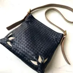 極美品 ボッテガヴェネタ イントレチャート カットアウト レザーショルダーバッグ