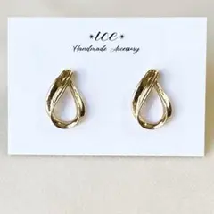 1172◆ ゴールド　雫　シンプル　小ぶり　金属ポストピアス　ハンドメイド
