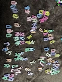 パステルカラー アルファベットチャーム