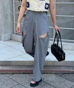 カットアウトデザイン グレー ストレートパンツ