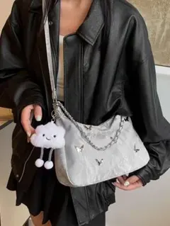 蝶刺繍付きグレーショルダーバッグ