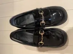 黒の光沢ローファー ゴールドバックル付き