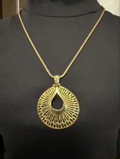 ティアドロップ型のペンダント　ネックレス　ヴィンテージ