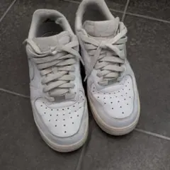 Nike Air Force 1 ホワイト スニーカーのサムネイル