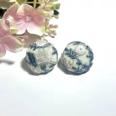 【43】インド刺繍リボン　くるみボタン　ピアス　ホワイトブルー