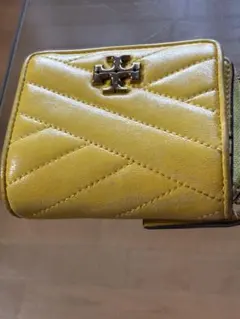 週末セール！TORY BURCH 馬 二つ折り財布 レッド - メルカリ