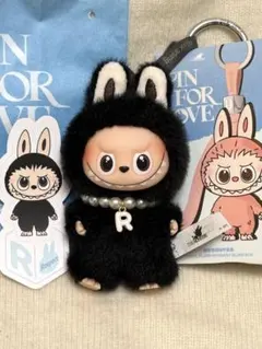 「R」POPMART PIN FOR LOVE イニシャルラブブ　ミニラブブ