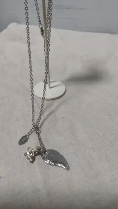 シルバー 葉と花のモチーフとビーズ ネックレス