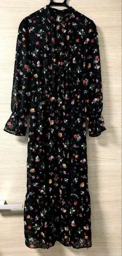 【Banana Republic】シフォン花柄スイスドットロングドレス 黒地のサムネイル