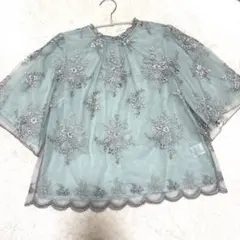 ミスティウーマン　フローラル刺繍フレアスリーブブラウス