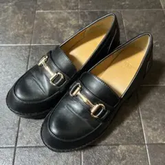 ブラック厚底ローファー ゴールドバックル付き