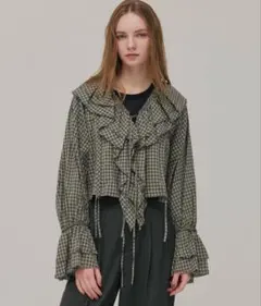 美品　PUBLIC TOKYO ラッフルカラーギャザーブラウス グリーンのサムネイル