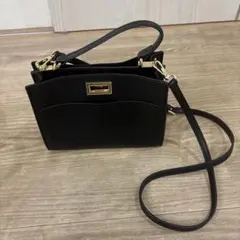 ブラックショルダーバッグ ゴールド金具付き