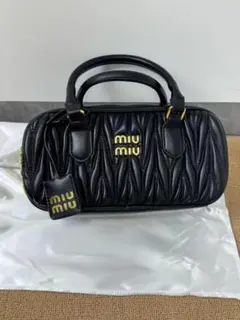MIU MIU ブラック ショルダーバッグ キルティング