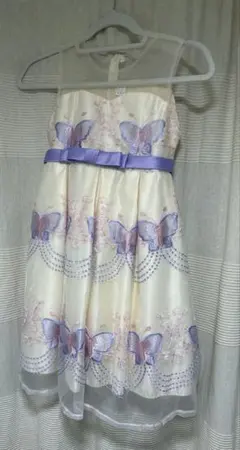 お値下げします 蝶刺繍のクリーム色ドレス