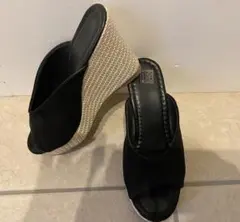 ブラックスエードオープントゥウェッジサンダル