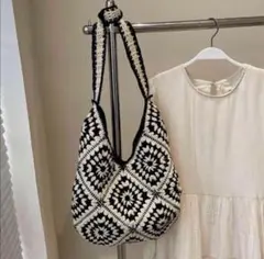 値下げ　モチーフ編み ショルダー 編み込み カバン モノトーン 幾何学柄トート