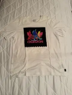 adidas グラフィックプリント Tシャツ