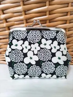 ☆ハンドメイドがま口ポーチ　北欧モノトーンフラワー☆