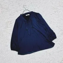 【エニィスィス】　長袖ブラウス　（２）　リボン　ネイビー　光沢感　フォーマル