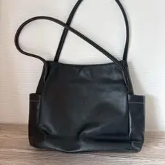 美品　キタムラ　黒のレザーショルダーバッグ　Kのロゴ付き
