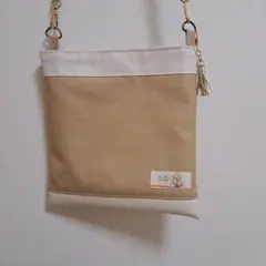 ベージュとホワイトのサコッシュ　ハンドメイド